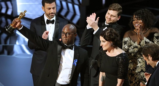 „Moonlight“ ги собра Оскарите за најдобар филм, адаптирано сценарио и споредна машка улога